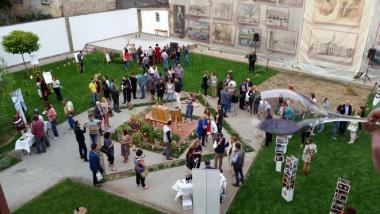 Peste 300 de participanți, în patru ore, la PODGORIA ARTELOR, prima expoziţie de artă oenologică